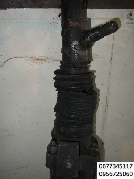 Гидроусилитель рулевого управления львовского автопогрузчика АП-4014 ЛЗА, 4045 Гидроцилиндр рулевого управления старого образца. Применяется на вилочных погрузчиках 4045, автопогрузчиках 4043  с двигателем ГАЗ-52. Установлен АП-4045, 4014 (старого образца). Диаметр штока 22 мм. 